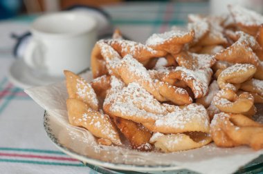  krema şeker bir plaka ile alsatian çörek