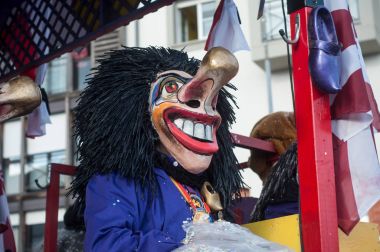Sokağın ortasında konfeti atma parading maskeli kişinin portre