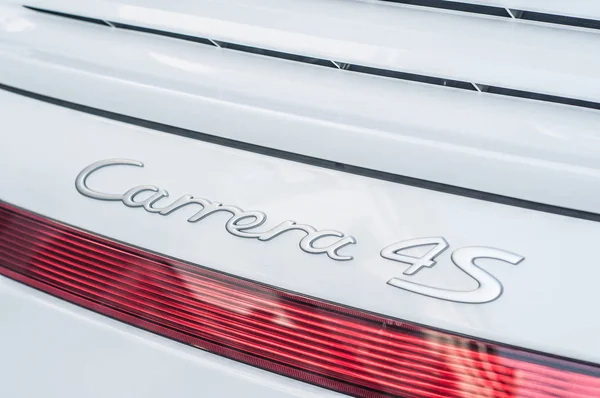 Розничная продажа белого Porsche 911 Carrera 4S на открытой парковке — стоковое фото