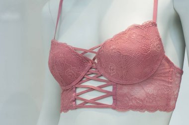 moda mağazası showroom manken seksi sütyen 
