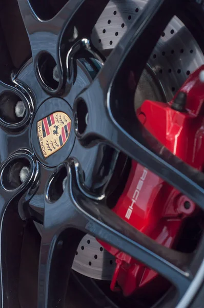 Closeup κόκκινο διάλειμμα στο τιμόνι του sport αυτοκινήτου Porsche — Φωτογραφία Αρχείου