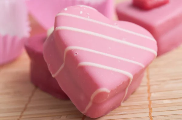 Pastelería corazón en forma de rosa sobre fondo de madera — Foto de Stock