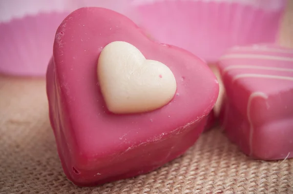 Pastelería corazón en forma de rosa en la textura hessian — Foto de Stock