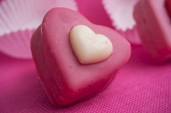Рожева форма серцевої випічки на рожевому фоні — стокове фото