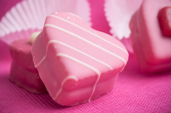 Róż w kształcie serca ciasta na różowym tle — Zdjęcie stockowe