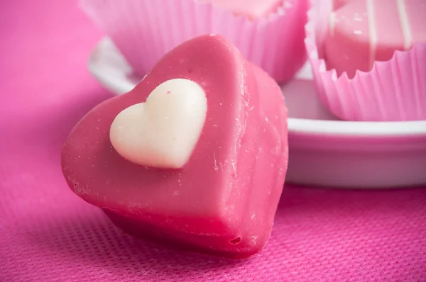 Pastelaria coração em forma de rosa no fundo rosa — Fotografia de Stock