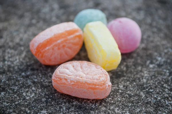 Традиционные конфеты на каменном фоне — стоковое фото