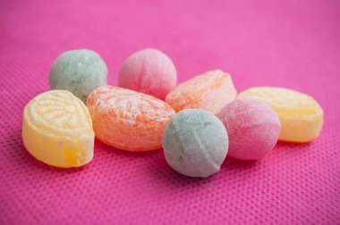  pembe bir arka plan üzerinde geleneksel şekerler