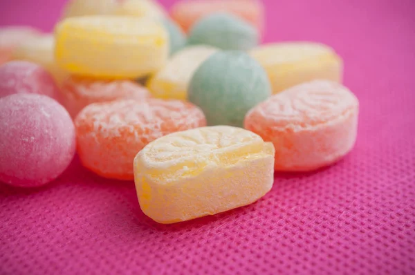 Традиционные конфеты на розовом фоне — стоковое фото