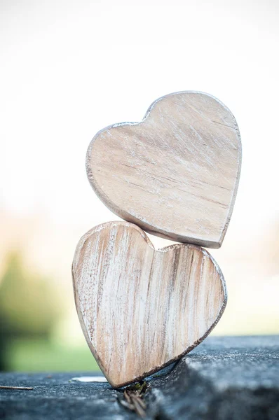 Dřevěné srdce na sjetý stěně v přírodě - Love koncepce — Stock fotografie
