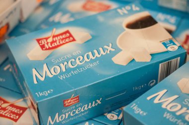 Norma süpermarkette mavi kutu küp şeker 