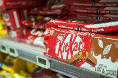 çikolata Super U süpermarkette Kit Kat markadan closeup