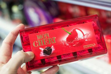Mon cherie kutu elinde, çikolata kiraz Super U süpermarkette Sevgililer günü için kırmızı kutusunda ile İtalyan markası