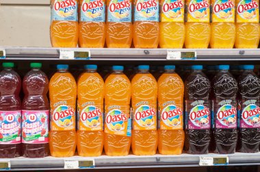 Oasis marka, Super U süpermarkette Fransız portakal suyu şişeleri
