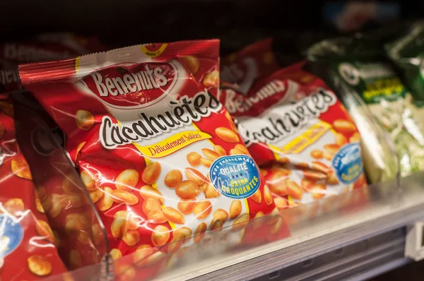 Antipasti di arachidi del marchio Benenuts al supermercato super U — Foto Stock