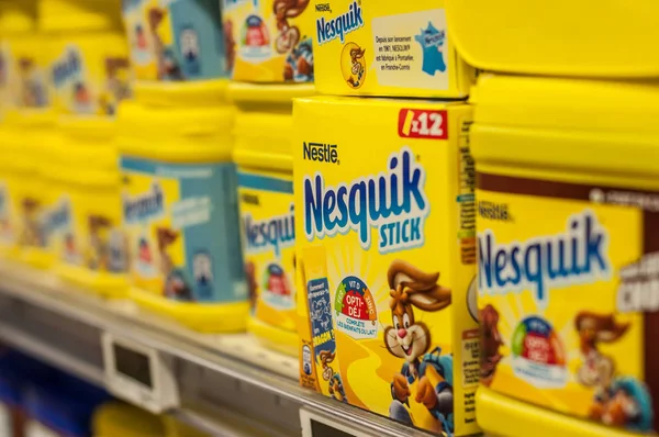 Marca de nido de chocolate en polvo en caja amarilla en el supermercado Super U — Foto de Stock