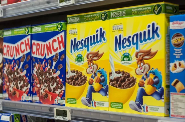 Cereales de chocolate de la marca Nestlé en Super U supermarke — Foto de Stock