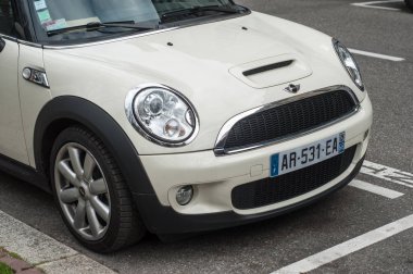 sokakta park edilmiş beyaz austin Cooper'ın perakende
