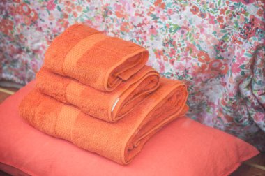  üstüne yığın portakal banyo havlusu deposunda