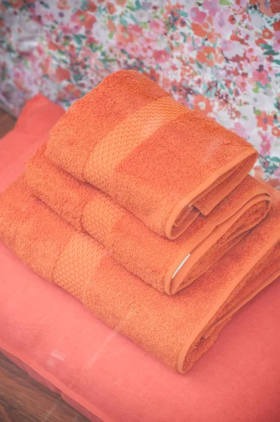Оранжевые полотенца накапливаются в магазине — стоковое фото