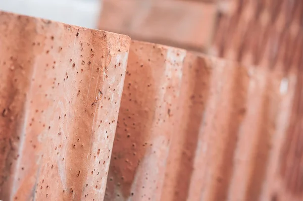 Terra cotta bakstenen stapel in bouwplaats — Stockfoto