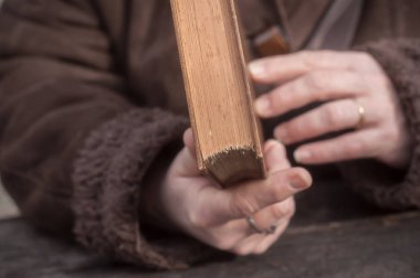 kadın reeding bir eski kitabında açık