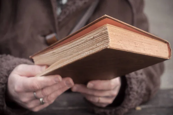 Kobieta reeding starej książki w odkrytym — Zdjęcie stockowe