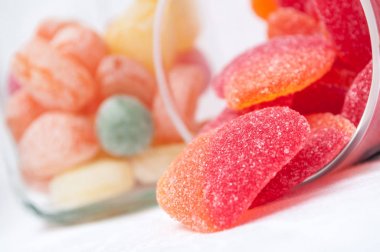  şeffaf cam kapsayıcıdan düşen şekilli kalp şekerler