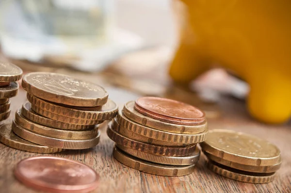 Gula spargris på euromynt och sedlar — Stockfoto