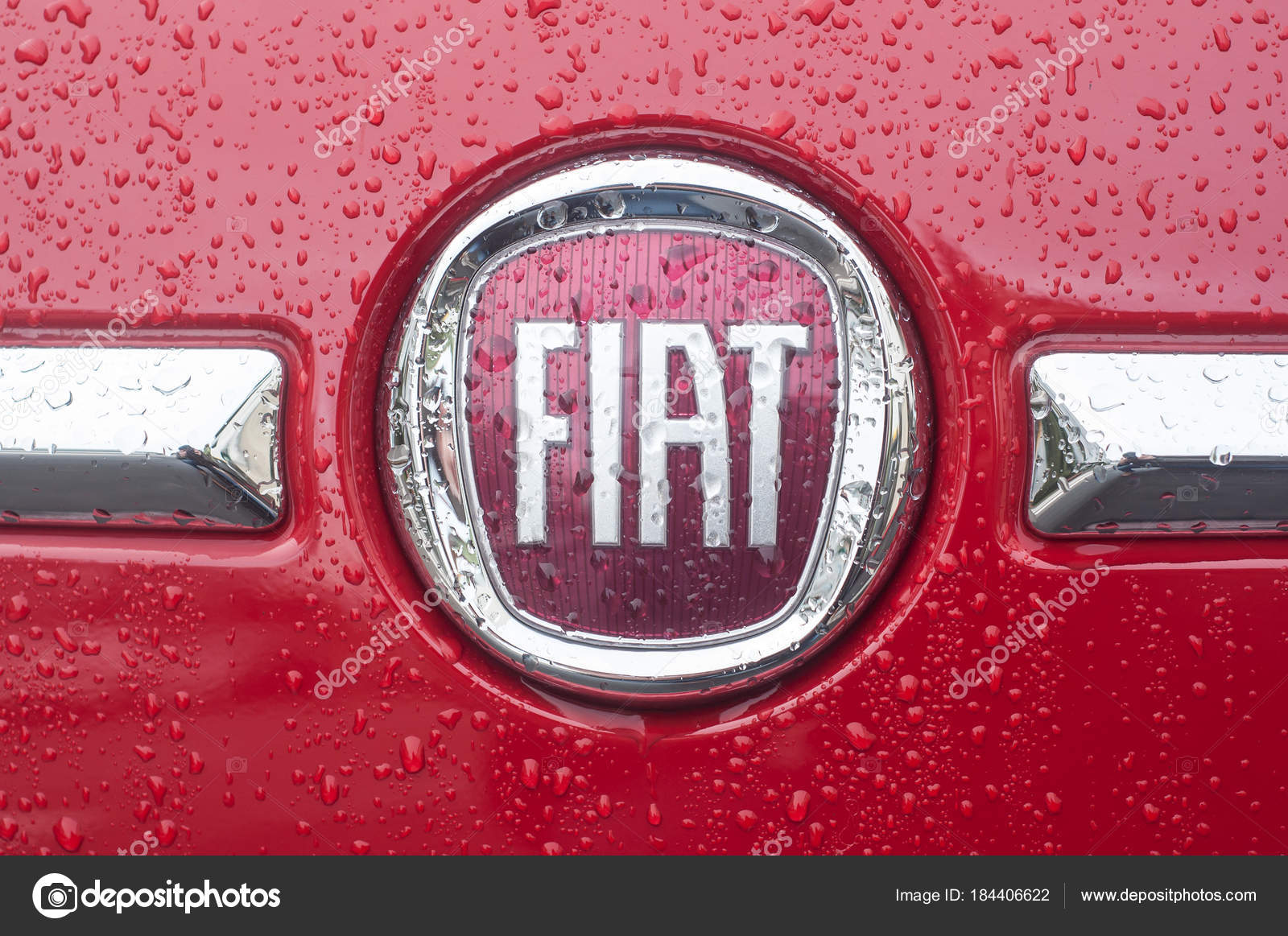 Rain drops on fiat logo on fiat 500 parked in the street – Stock