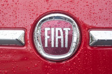 sokakta park edilmiş fiat 500 fiat logo üzerinde yağmur damlaları
