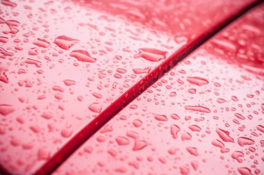  kırmızı araba yağmur damlaları