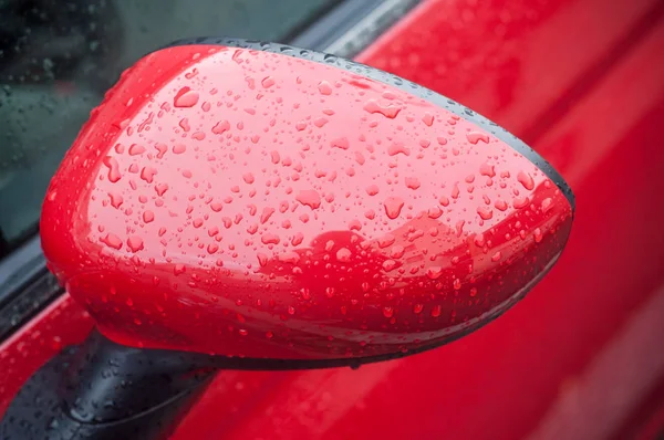 雨落在红色汽车镜子上 — 图库照片