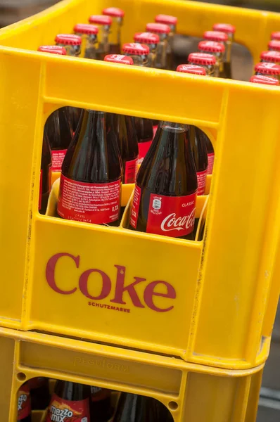 Cocacola boks aflæsset fra levering lastbil - Stock-foto