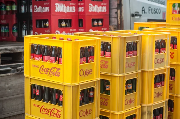 Cocacola boks aflæsset fra levering lastbil - Stock-foto