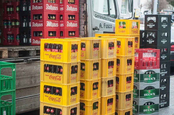 Caja de cocacola descargada de camión de reparto — Foto de Stock