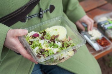  Endüstriyel salata sosu ve plastik çatal 