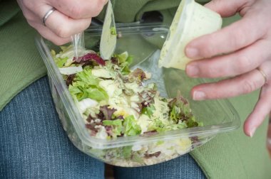 Endüstriyel salata sosu ve plastik çatal 
