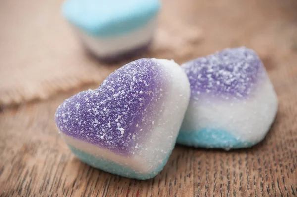 Caramelos tradicionales en forma de corazón sobre fondo de madera — Foto de Stock