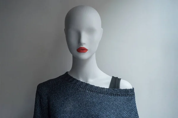 Modrý svetr na manekýně v módní sotre showroom — Stock fotografie