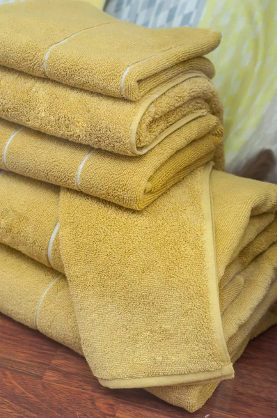 Pila de toallas de baño amarillas en sala de exposición dolorida —  Fotos de Stock