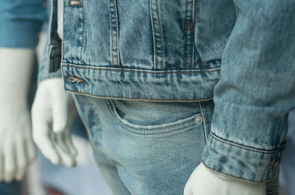 Chaqueta de jean azul y pantalones en maniquí — Foto de Stock