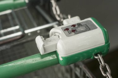  madeni para hırsız süpermarket yük arabaları hizalama üzerinde 