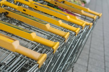 Sarı süpermarket yük arabaları hizalama 