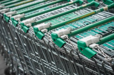  Yeşil süpermarket yük arabaları hizalama 