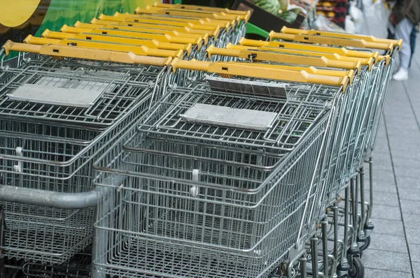 Jaune alignement des chariots de supermarché — Photo
