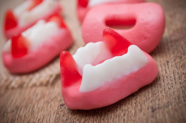 Traditionelle Bonbons in Form von Zähnen auf hölzernem Hintergrund — Stockfoto