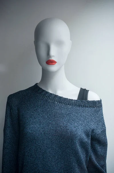 Blauwe trui op etalagepop in mode sotre showroom — Stockfoto