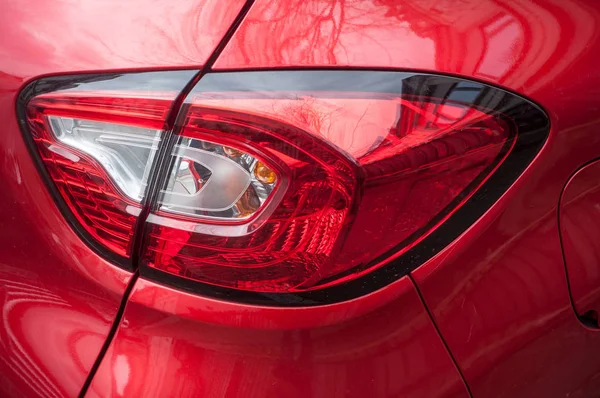 Bakre ljus på röd bil — Stockfoto