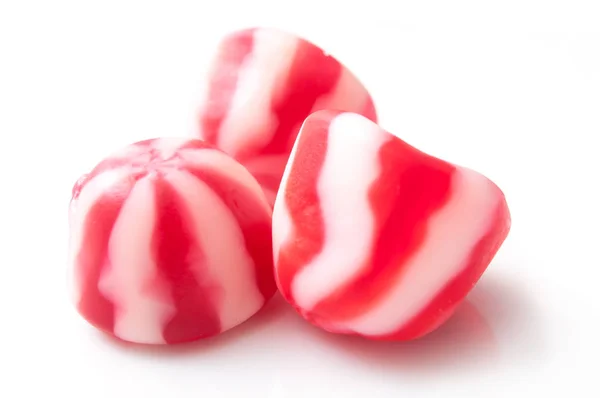 Tradisjonelle gele søtsaker på hvit bakgrunn – stockfoto